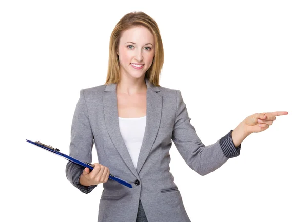 Businesswoman with clipboard point aside — Stock Photo, Image