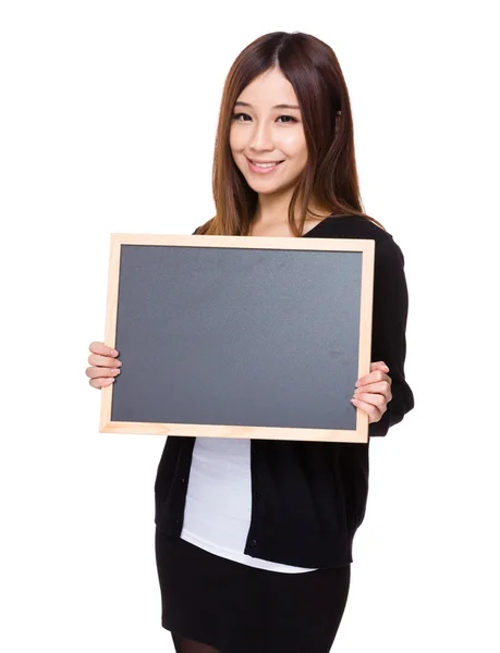 黒板を持つ女性 — ストック写真