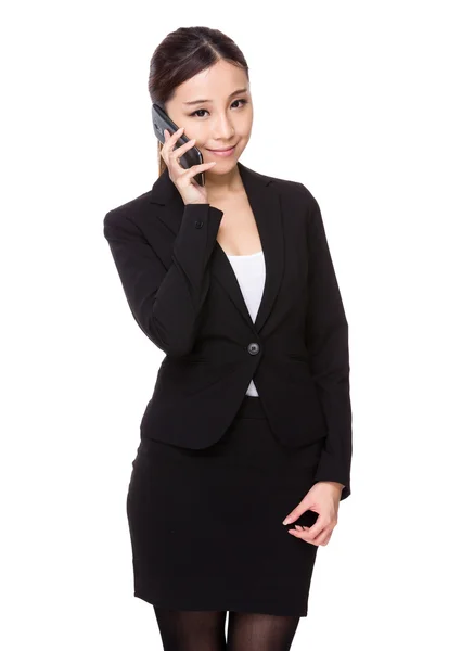 Mujer de negocios hablando por teléfono móvil —  Fotos de Stock
