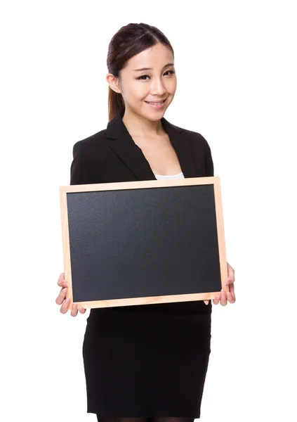 Geschäftsfrau mit Kreidetafel — Stockfoto