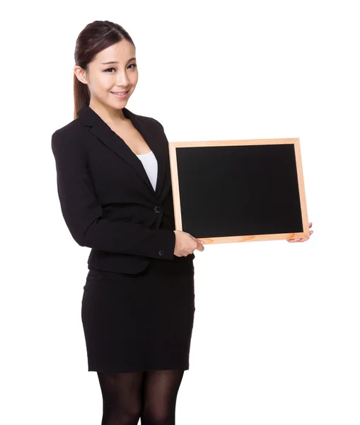 Femme d'affaires avec tableau noir — Photo