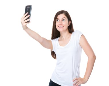 Kadın akıllı telefonuyla selfie çekiyor.
