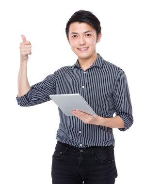 Tablet ve başparmak ile işadamı