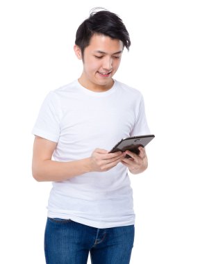 Tablet kullanan adam