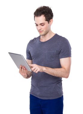 Tablet kullanan adam