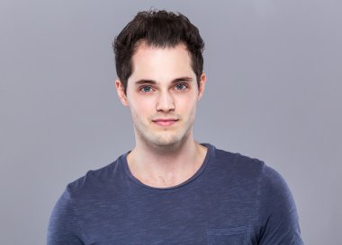 kendinden emin yakışıklı adam