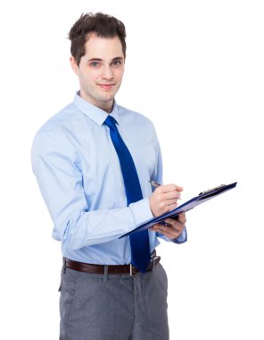 İşadamı panoda yazıyor