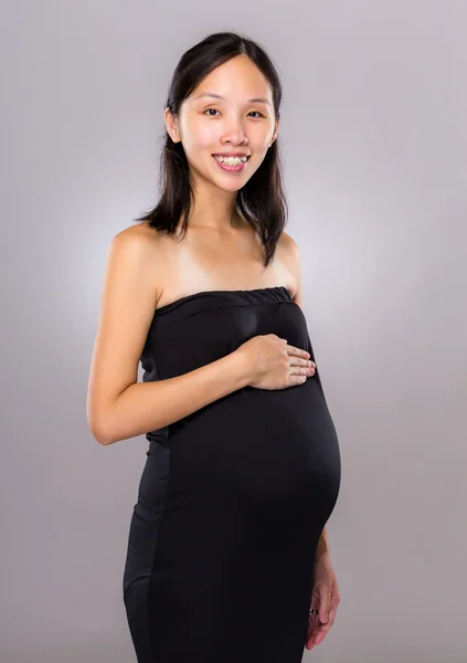 Έγκυος γυναίκα της Ασίας με γκρι φόντο — Φωτογραφία Αρχείου