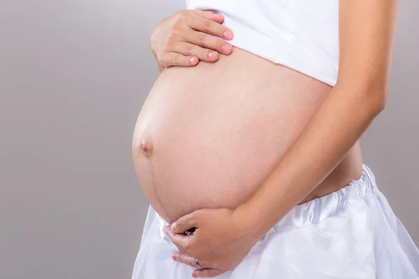 Parte del cuerpo de la mujer embarazada — Foto de Stock