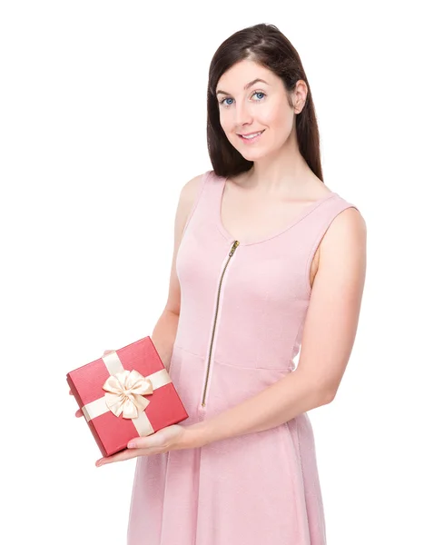 Mujer con caja de regalo roja —  Fotos de Stock