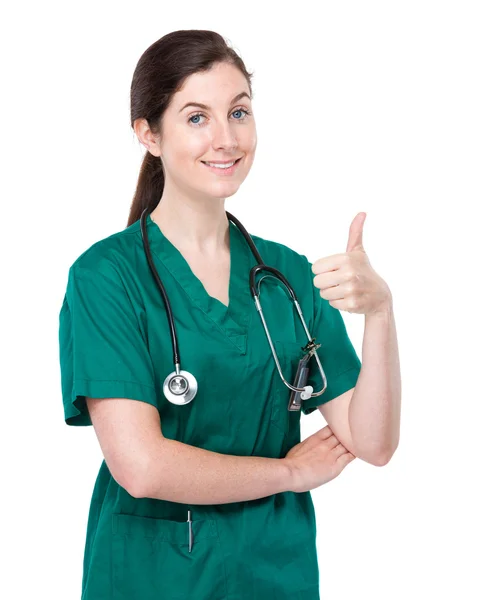 Женщина-врач с большим пальцем вверх — стоковое фото