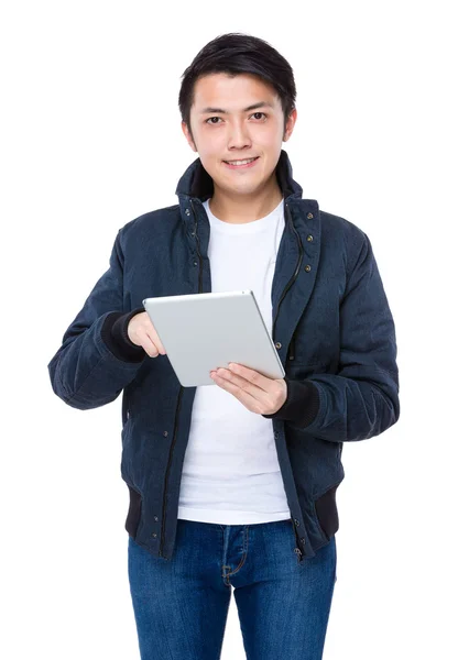 若い男がタブレットを使用して — ストック写真