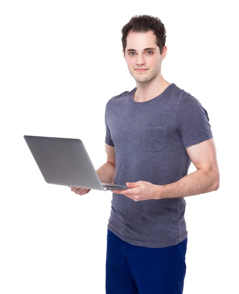 Mann benutzt Laptop — Stockfoto