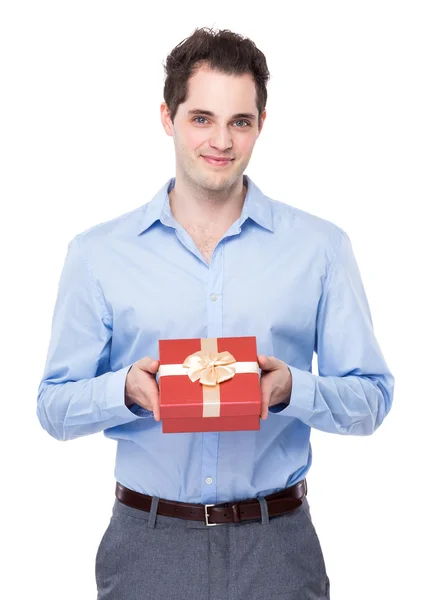 Geschäftsmann mit Geschenkbox — Stockfoto