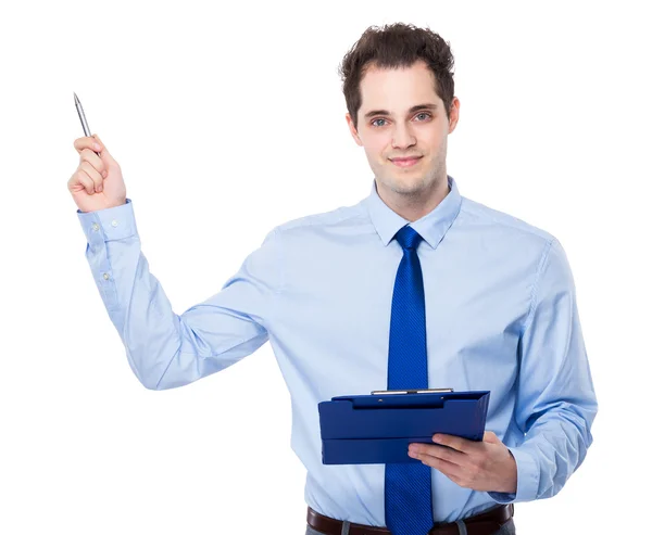 Empresário com prancheta e caneta para cima — Fotografia de Stock