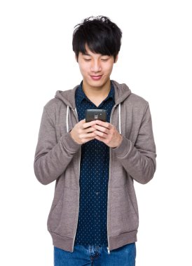 Cep telefonu kullanan adam