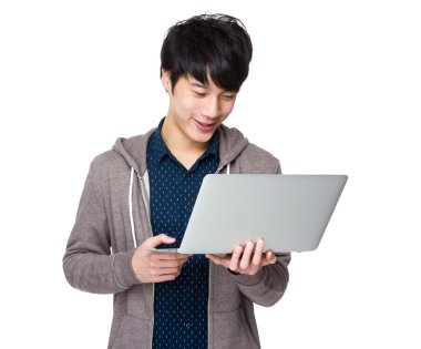 Dizüstü bilgisayar kullanan adam