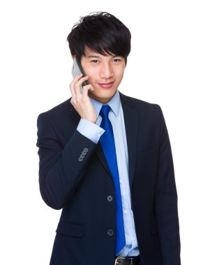 İş adamı telefonda konuşuyor.