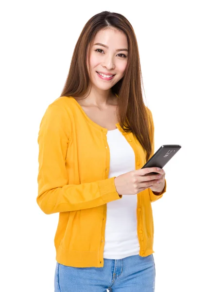 Mujer usando teléfono móvil —  Fotos de Stock