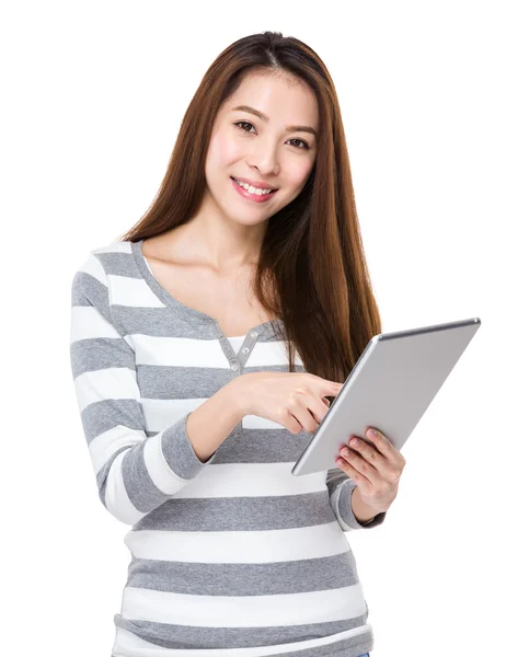 Woman using tablet — Stock Photo, Image