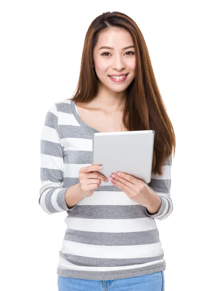 Mujer usando tableta —  Fotos de Stock