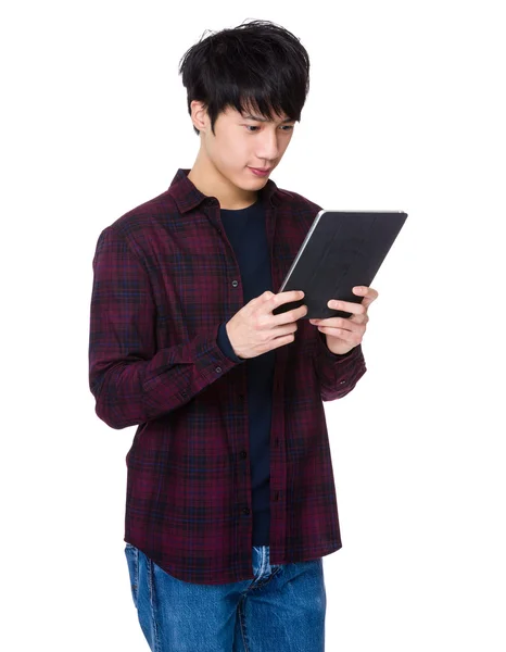 Man met digitale tablet — Stockfoto