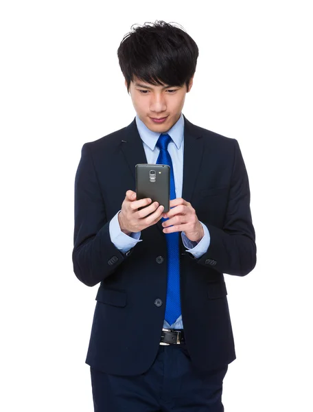 Affärsman med hjälp av mobiltelefon — Stockfoto