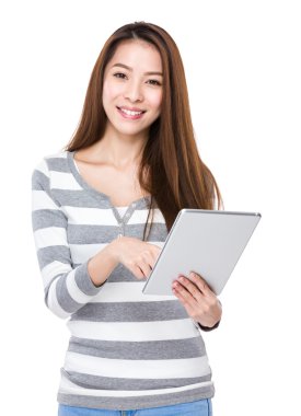 dijital tablet kullanan kadın