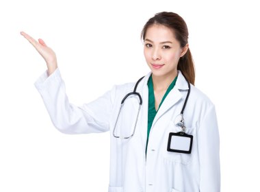 Kadın doktor el sunumu ile