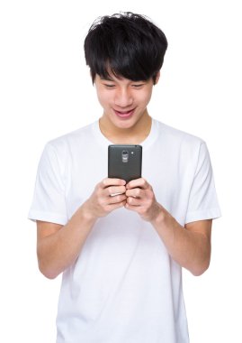 Cep telefonu kullanan adam