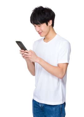 Cep telefonu kullanan adam