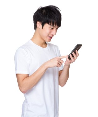 Cep telefonu kullanan adam