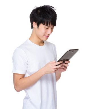 Tablet kullanan adam