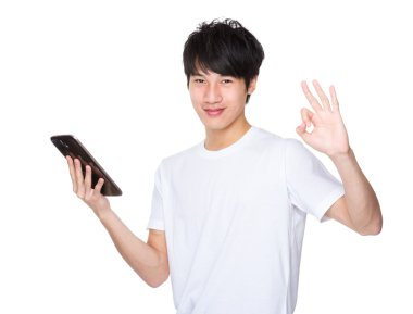 Tablet ve ok işareti ile adam