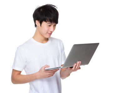 Dizüstü bilgisayar kullanan adam