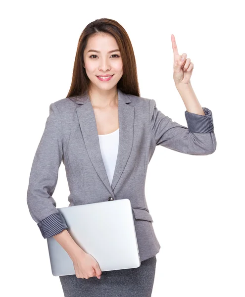 Geschäftsfrau mit Laptop und erhobenem Zeigefinger — Stockfoto