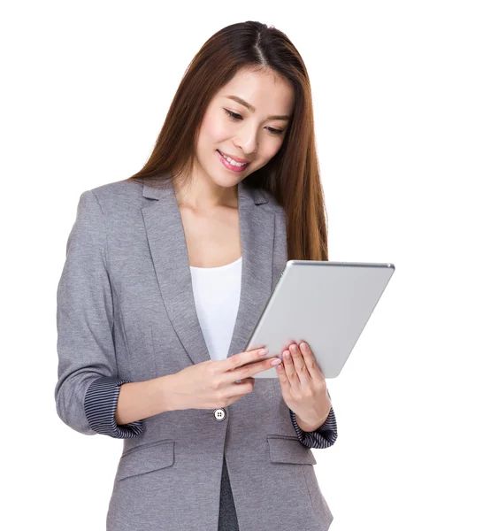 Affärskvinna som använder digitala tabletter — Stockfoto
