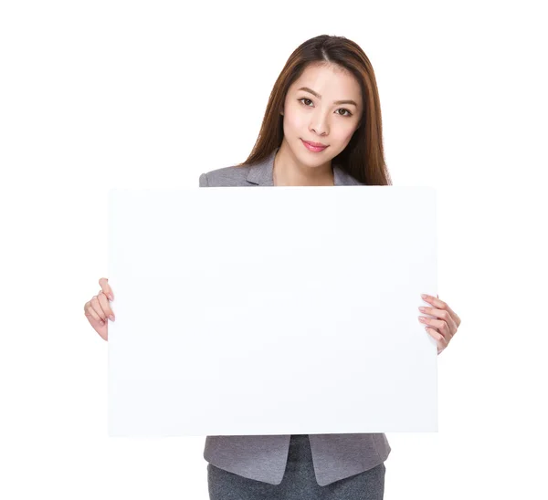 Geschäftsfrau mit weißem Karton — Stockfoto