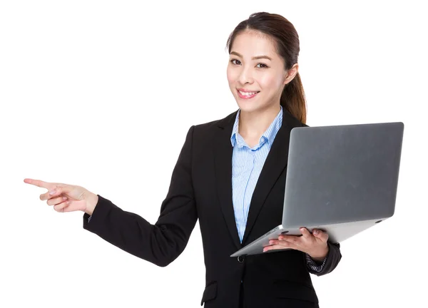Geschäftsfrau mit Notizbuch und Fingerzeig zur Seite — Stockfoto