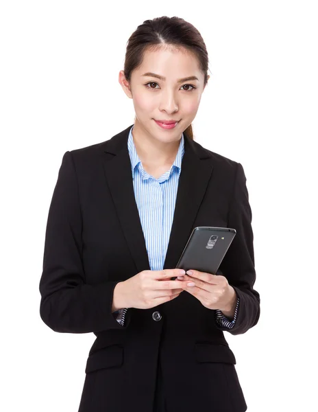 Mujer de negocios utilizando el teléfono celular — Foto de Stock