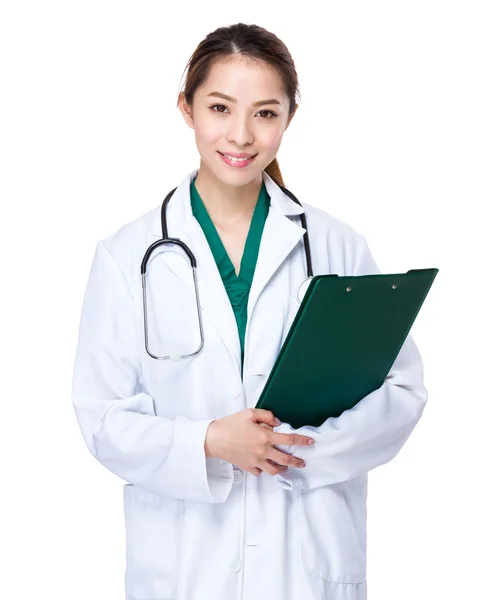 Ženský lékař se schránkou — Stock fotografie