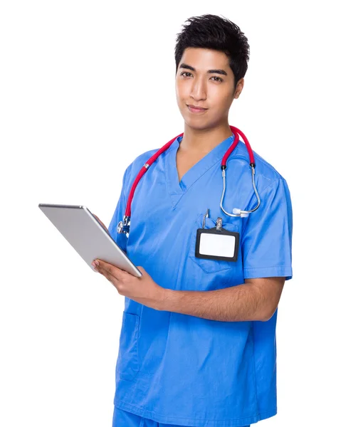 Médico masculino usando Digital Tablet — Fotografia de Stock