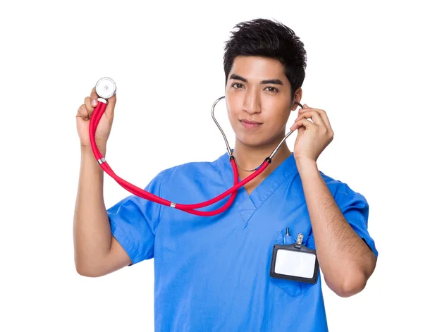 Homme Médecin utilisant stéthoscope — Photo