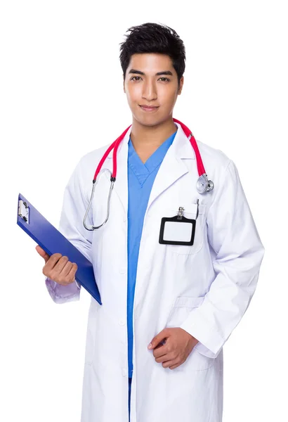 Médico masculino con portapapeles — Foto de Stock