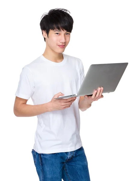 Man met laptop — Stockfoto