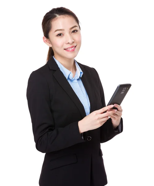 Femeie de afaceri folosind telefonul mobil — Fotografie, imagine de stoc