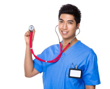 erkek doktor stetoskop kullanarak