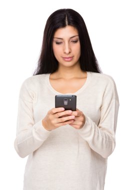 Cep telefonu kullanan kadın