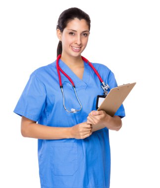 Dosyası olan kadın doktor.