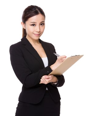 iş kadını panoda yazıyor